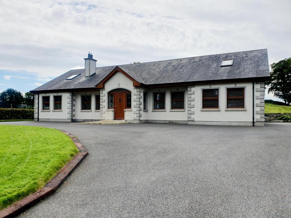Urkers' Guest Accommodation Crossmaglen エクステリア 写真